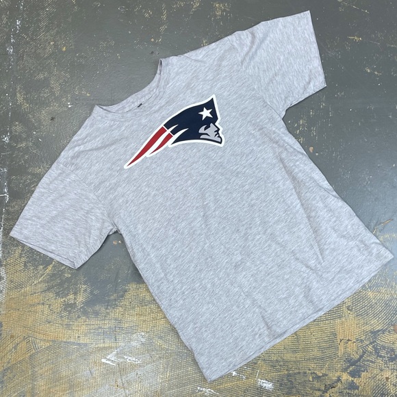 New England Patriots Logo Retro Vintage Shirt Medium Champions NFL Football - Picture 1 of 7